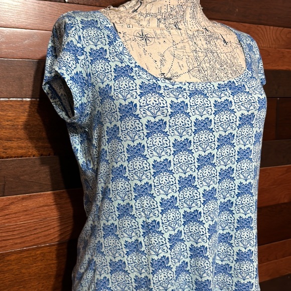 I. E Relaxed Scoop Neck Cap Sleeve Light Blue Floral Crop Top - Picture 2 of 8